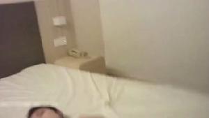 ❤️❤️❤️这对巨乳有五公斤了吧？被操的快飞起来了，骑乘的时候胸完全贴着男主，太有感觉了！❤