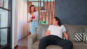 性感的熟女邻居看着我在手淫，她没有生气反倒很兴奋，随后我们就做爱了