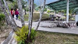 户外温泉 全裸跟其他客人一起泡温泉(1)