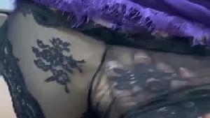 紫色战袍风骚丈母娘，极品身材大奶。老婆出轨我怒气冲冲的跑来她家闹事，丈母娘穿着黑丝殷勤的帮我泄火，求原谅