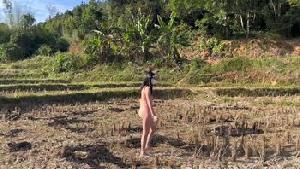 乡间露出 农民大叔热情搭话无心干活